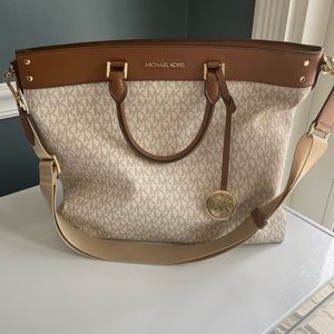 Michael Kors vanilla large travel tote nwt!!!